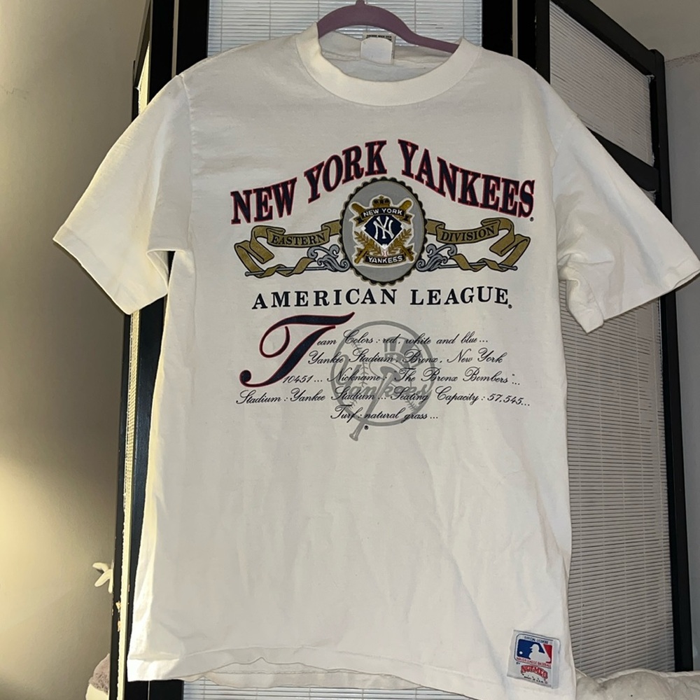 Men’s Vintage NY Yankees t shirt.